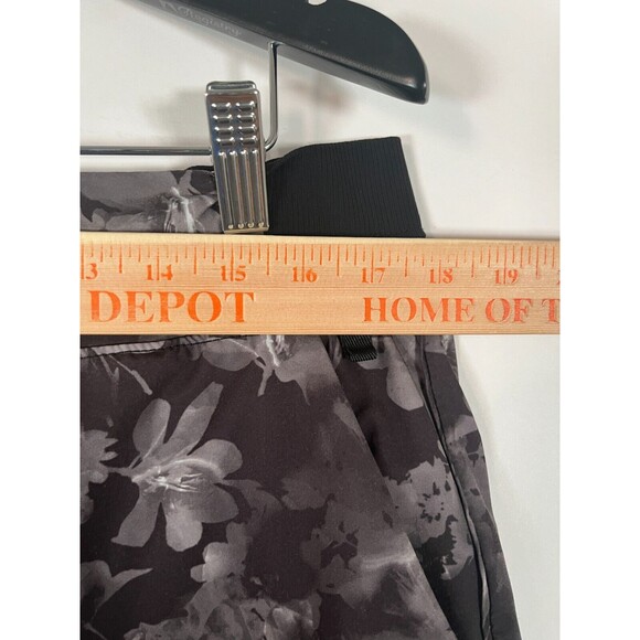 Athleta Brooklyn Floral Print Shorts Size 16 Black Gray Athletic Exercise SPF 50 - Picture 2 of 13